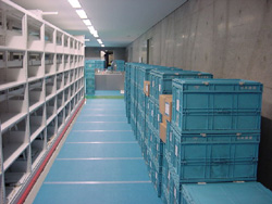 Picture of cardboard boxes and folding containers for the transfer from Tokyo Main Library to the Kansai-kan