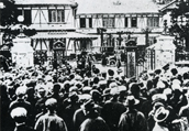 Crowd assembled before the House of Representatives gate, February 5, 1913 (Taisho 2) (Mede Miru Gikai Seiji 100nenshi)