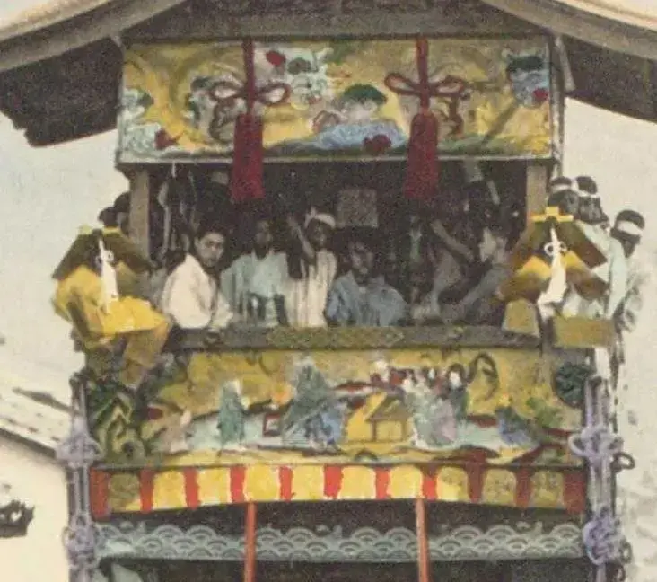 鉾に人が載っている様子