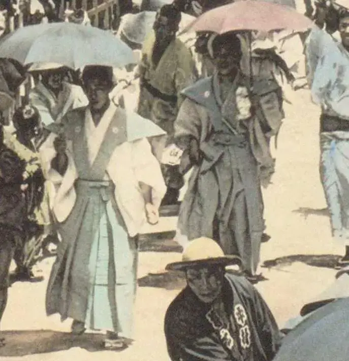 洋傘をさす人々