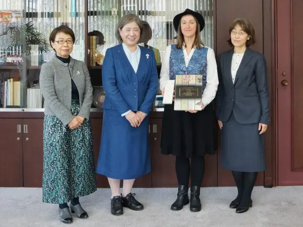 フランシス・ハーディング氏と国立国会図書館職員の集合写真