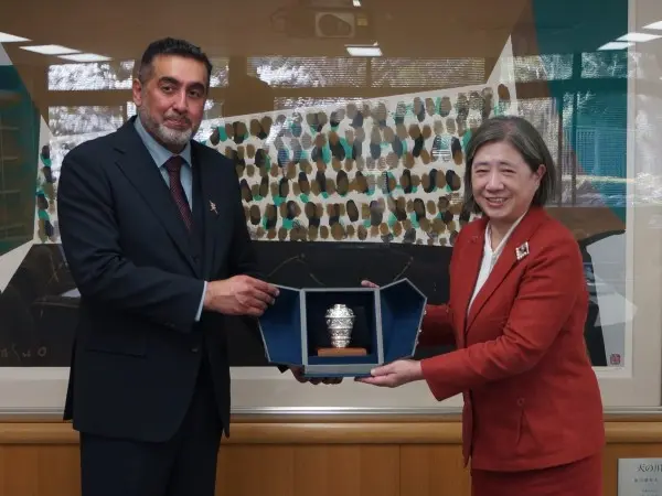 写真撮影に応じる倉田館長とサイード・アルブサイディオマーン国文化スポーツ青年省次官