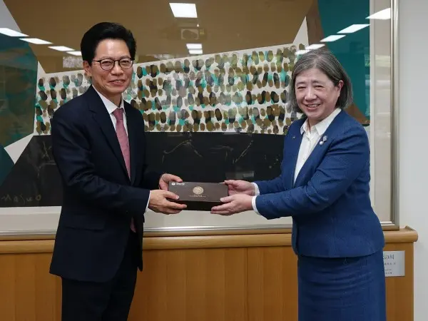 写真撮影に応じる倉田館長とファン・ジョンギュン韓国国会図書館長